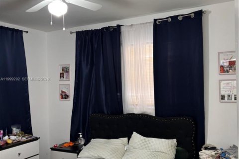 House in Miami, Florida 3 bedrooms, 140.65 sq.m. № 2064123 - photo 16