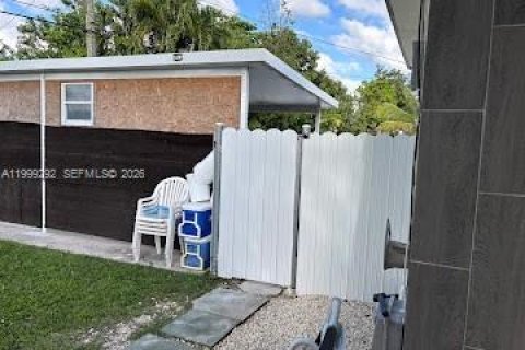 House in Miami, Florida 3 bedrooms, 140.65 sq.m. № 2064123 - photo 24