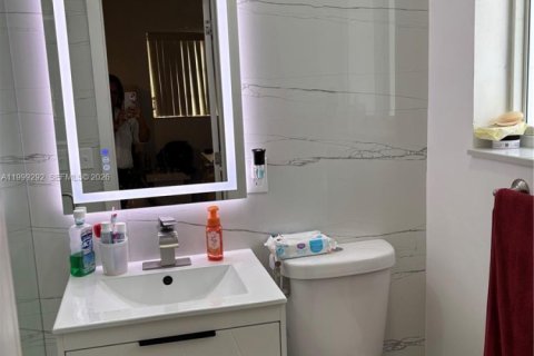 House in Miami, Florida 3 bedrooms, 140.65 sq.m. № 2064123 - photo 19