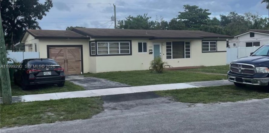 House in Miami, Florida 3 bedrooms, 140.65 sq.m. № 2064123