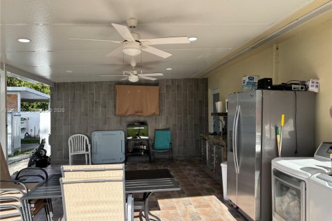 House in Miami, Florida 3 bedrooms, 140.65 sq.m. № 2064123 - photo 21