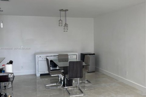 House in Miami, Florida 3 bedrooms, 140.65 sq.m. № 2064123 - photo 8