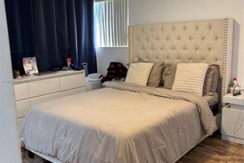 House in Miami, Florida 3 bedrooms, 140.65 sq.m. № 2064123 - photo 13