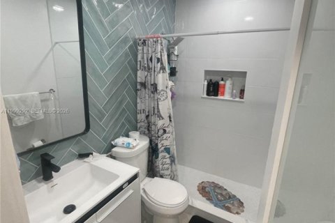 House in Miami, Florida 3 bedrooms, 140.65 sq.m. № 2064123 - photo 17