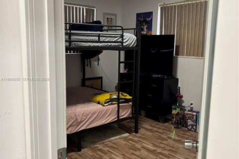 House in Miami, Florida 3 bedrooms, 140.65 sq.m. № 2064123 - photo 20