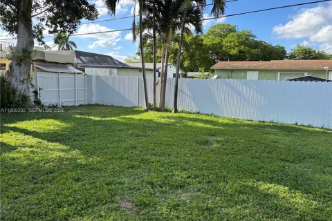 House in Miami, Florida 3 bedrooms, 140.65 sq.m. № 2064123 - photo 23