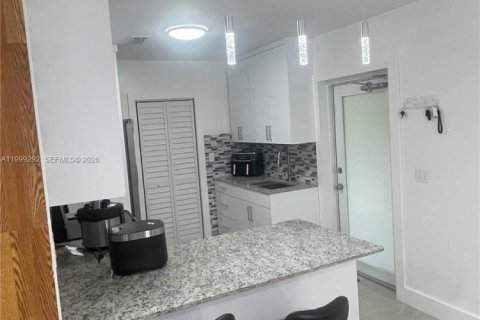 House in Miami, Florida 3 bedrooms, 140.65 sq.m. № 2064123 - photo 3
