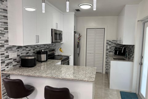 House in Miami, Florida 3 bedrooms, 140.65 sq.m. № 2064123 - photo 9