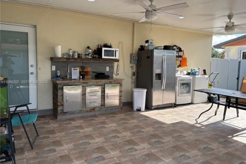 House in Miami, Florida 3 bedrooms, 140.65 sq.m. № 2064123 - photo 22