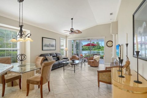 House in University Park, Florida 2 bedrooms, 149.57 sq.m. № 2391438 - photo 6