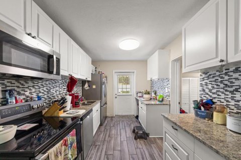 House in Clearwater, Florida 3 bedrooms, 117.89 sq.m. № 2150898 - photo 12