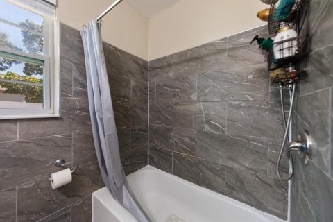 House in Clearwater, Florida 3 bedrooms, 117.89 sq.m. № 2150898 - photo 22