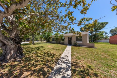 House in Clearwater, Florida 3 bedrooms, 117.89 sq.m. № 2150898 - photo 2