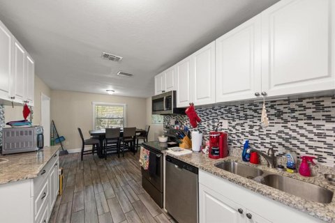 House in Clearwater, Florida 3 bedrooms, 117.89 sq.m. № 2150898 - photo 13