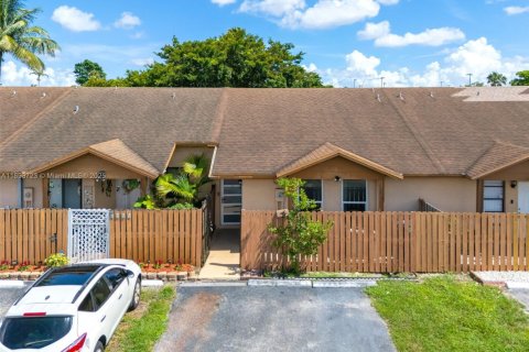 Снять в аренду виллу или дом в Хайалиа, Флорида 3 спальни, 101.54м2, № 1945359 - фото 1