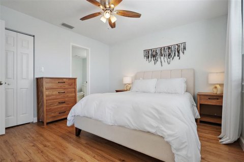 Condo in Saint Petersburg, Florida, 2 bedrooms  № 1914869 - photo 17
