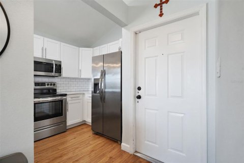 Condo in Saint Petersburg, Florida, 2 bedrooms  № 1914869 - photo 12