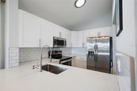 Condo in Saint Petersburg, Florida, 2 bedrooms  № 1914869 - photo 14