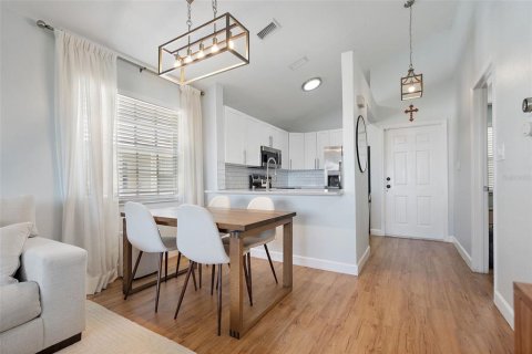 Condo in Saint Petersburg, Florida, 2 bedrooms  № 1914869 - photo 15