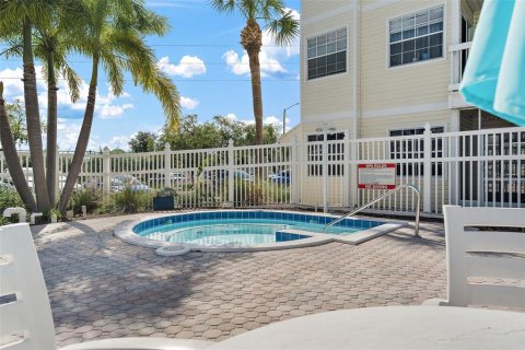 Condo in Saint Petersburg, Florida, 2 bedrooms  № 1914869 - photo 10