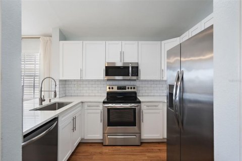 Condo in Saint Petersburg, Florida, 2 bedrooms  № 1914869 - photo 4