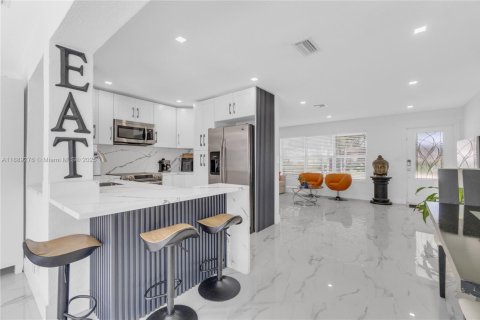 House in Hollywood, Florida 3 bedrooms, 105.82 sq.m. № 1941357 - photo 23