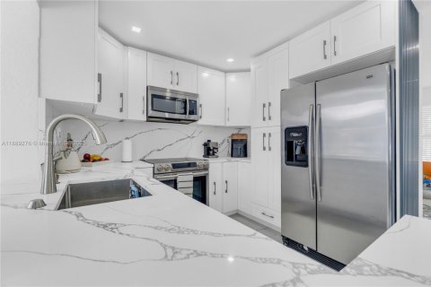 House in Hollywood, Florida 3 bedrooms, 105.82 sq.m. № 1941357 - photo 6