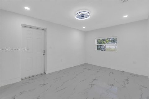 House in Hollywood, Florida 3 bedrooms, 105.82 sq.m. № 1941357 - photo 10