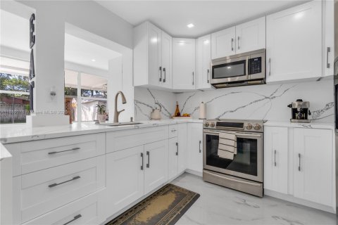 House in Hollywood, Florida 3 bedrooms, 105.82 sq.m. № 1941357 - photo 5