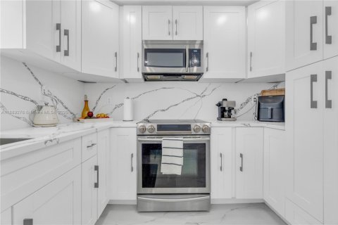 House in Hollywood, Florida 3 bedrooms, 105.82 sq.m. № 1941357 - photo 7