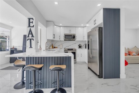 House in Hollywood, Florida 3 bedrooms, 105.82 sq.m. № 1941357 - photo 4