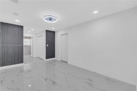 House in Hollywood, Florida 3 bedrooms, 105.82 sq.m. № 1941357 - photo 9