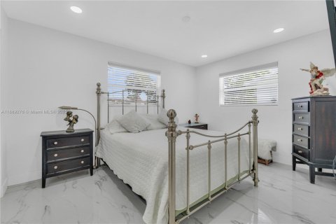 House in Hollywood, Florida 3 bedrooms, 105.82 sq.m. № 1941357 - photo 13