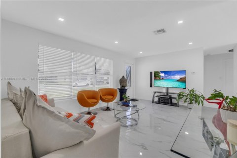 House in Hollywood, Florida 3 bedrooms, 105.82 sq.m. № 1941357 - photo 19