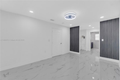 House in Hollywood, Florida 3 bedrooms, 105.82 sq.m. № 1941357 - photo 8