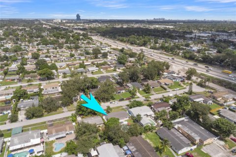 House in Hollywood, Florida 3 bedrooms, 105.82 sq.m. № 1941357 - photo 29