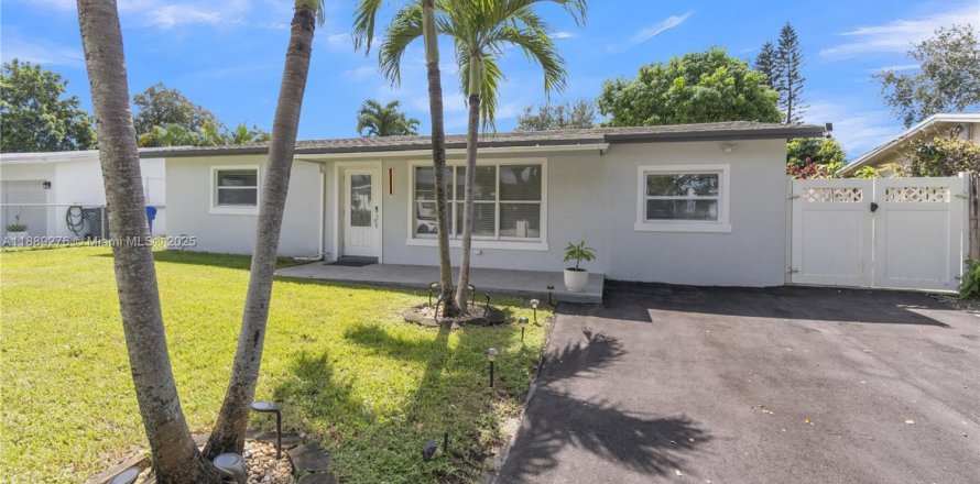 House in Hollywood, Florida 3 bedrooms, 105.82 sq.m. № 1941357