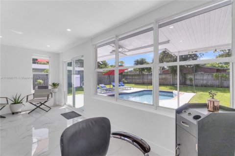 House in Hollywood, Florida 3 bedrooms, 105.82 sq.m. № 1941357 - photo 24