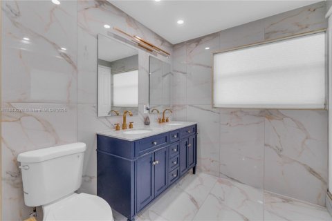 House in Hollywood, Florida 3 bedrooms, 105.82 sq.m. № 1941357 - photo 11