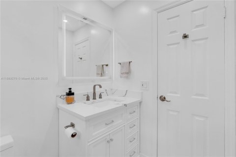 House in Hollywood, Florida 3 bedrooms, 105.82 sq.m. № 1941357 - photo 16