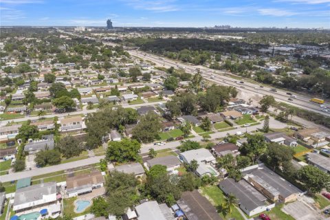 House in Hollywood, Florida 3 bedrooms, 105.82 sq.m. № 1941357 - photo 30