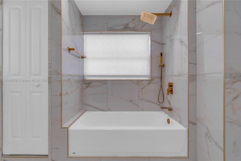 House in Hollywood, Florida 3 bedrooms, 105.82 sq.m. № 1941357 - photo 12