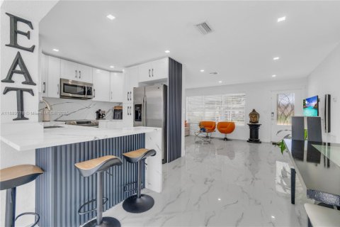 House in Hollywood, Florida 3 bedrooms, 105.82 sq.m. № 1941357 - photo 3