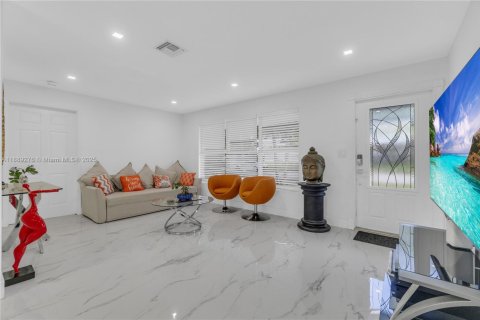 House in Hollywood, Florida 3 bedrooms, 105.82 sq.m. № 1941357 - photo 18