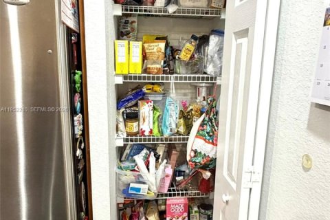 Townhouse in Doral, Florida 3 bedrooms, 186.55 sq.m. № 2007364 - photo 14