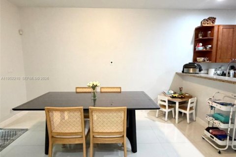 Townhouse in Doral, Florida 3 bedrooms, 186.55 sq.m. № 2007364 - photo 17