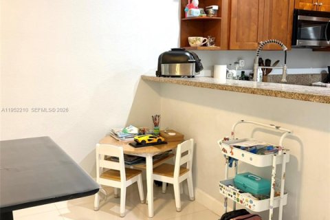 Townhouse in Doral, Florida 3 bedrooms, 186.55 sq.m. № 2007364 - photo 16