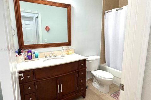 Townhouse in Doral, Florida 3 bedrooms, 186.55 sq.m. № 2007364 - photo 23