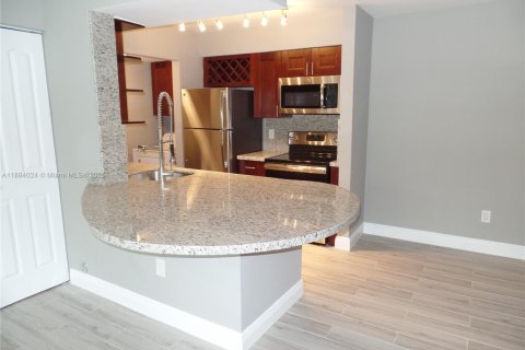 Copropriété à louer à Pompano Beach, Floride: 2 chambres, 83.89 m2 № 1941184 - photo 1