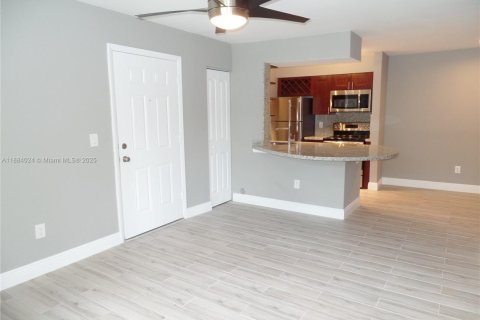 Condo in Pompano Beach, Florida, 2 bedrooms  № 1941184 - photo 5
